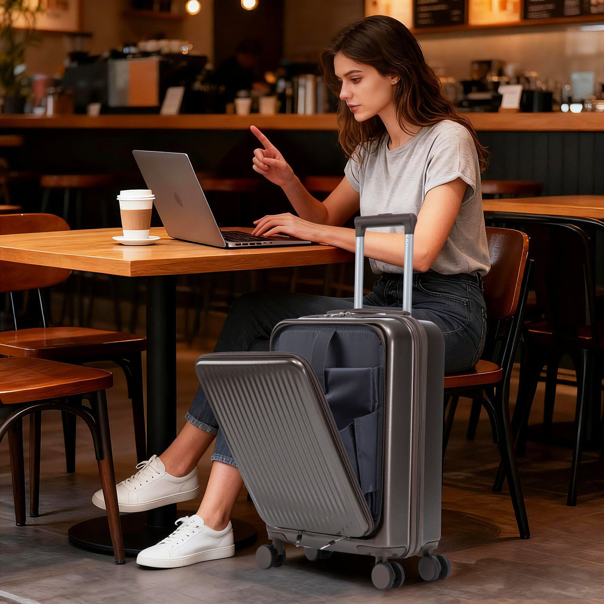 2-Piece Spinner Luggage Set with Cosmetic Case
